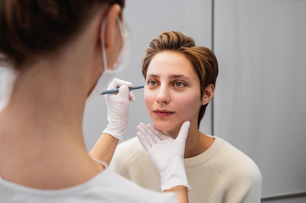 Foto eine junge frau konsultiert einen kosmetiker über ihr gesicht in hoher qualität foto