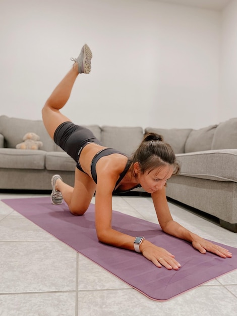 Foto eine junge frau macht eine fitness