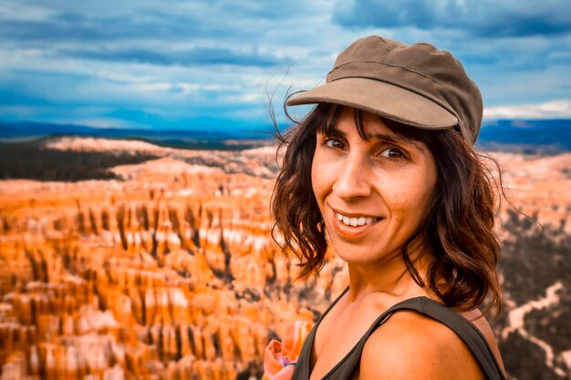 Eine junge Frau mit Blick auf die Schlucht von Bryce Point im Bryce National Park Utah Vereinigte Staaten