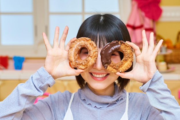 Foto eine junge frau mit donuts