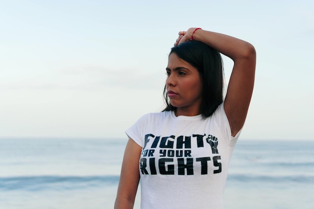 Eine junge Frau trägt ein Hemd mit der Aufschrift "Kämpfe für dein Recht"
