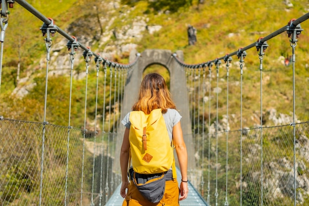 Eine junge Frau überquert die Hängebrücke Holtzarte, Larrau. Im Wald oder Dschungel von Irati, nördlich von Navarra in Spanien und den Pyrenäen-Atlantiques von Frankreich
