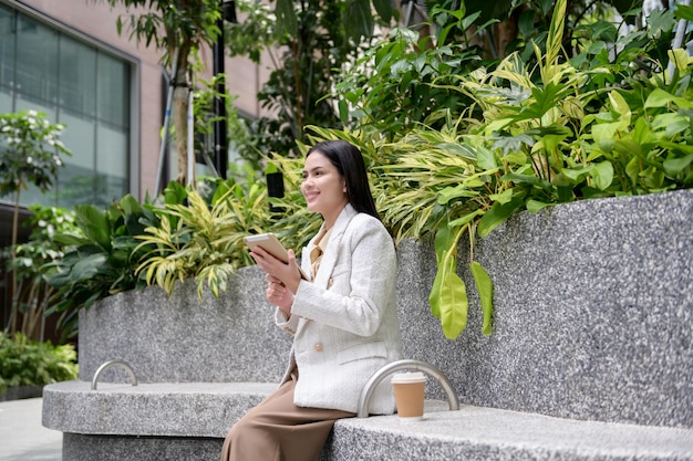 Eine junge Geschäftsfrau arbeitet in der modernen Innenstadt von Singapur