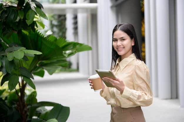 Eine junge Geschäftsfrau arbeitet in der modernen Innenstadt von Singapur