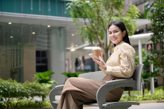 Eine junge Geschäftsfrau arbeitet in der modernen Innenstadt von Singapur