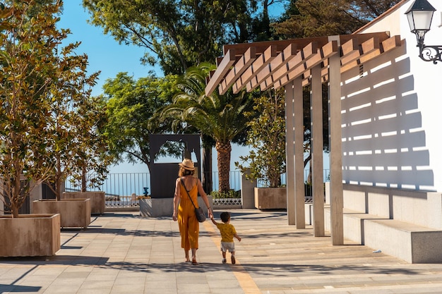 Eine junge Mutter mit ihrem Sohn in der Gemeinde Mijas in Malaga Andalusien