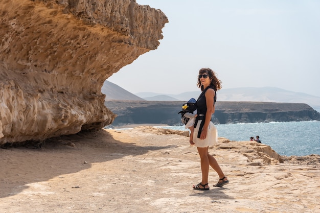 Eine junge Mutter mit ihrem Sohn zu Fuß in der Nähe der Cuevas de Ajuy, Pajara, Westküste der Insel Fuerteventura, Kanarische Inseln. Spanien