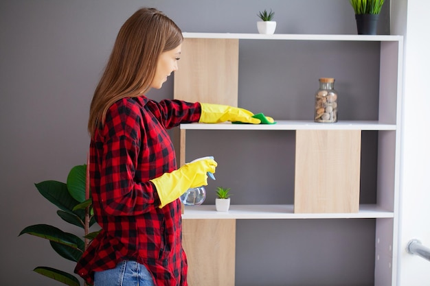 Eine junge professionelle Putzfrau reinigt ein modernes Büro