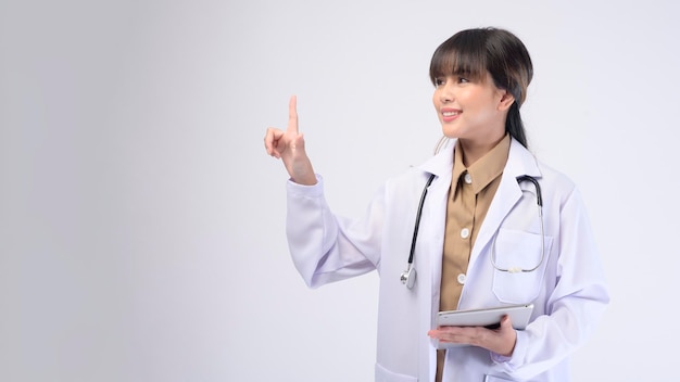 Eine junge Ärztin mit Stethoskop auf weißem Hintergrund