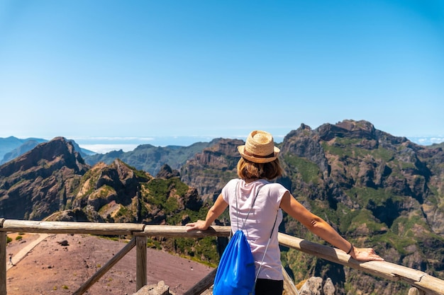 Eine junge Touristin mit Blick auf die Berge in den Bergen von Pico do Arieiro Madeira Portugal