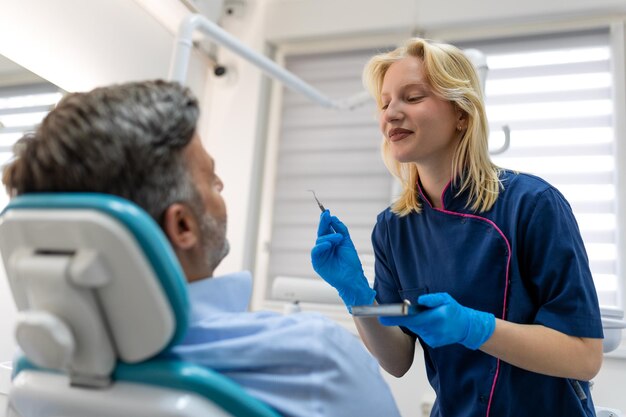 Foto eine junge zahnärztin und eine patientin zahnarztpraxis lifestyle-szene arztpraxis patientengesundheitsversorgung