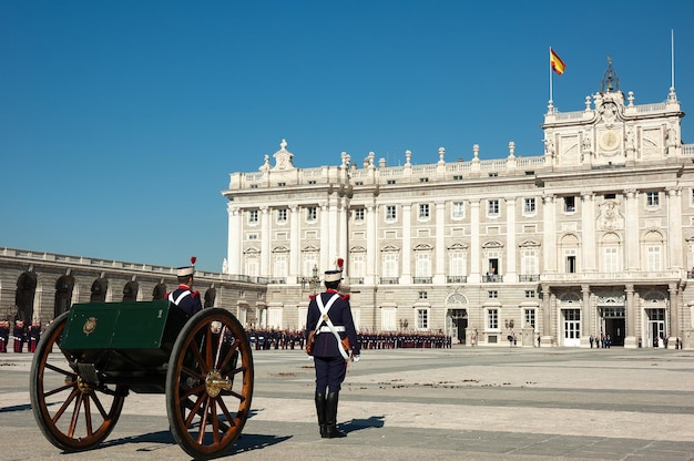 Eine Kanone steht vor einem Gebäude, auf dem Madrid steht.