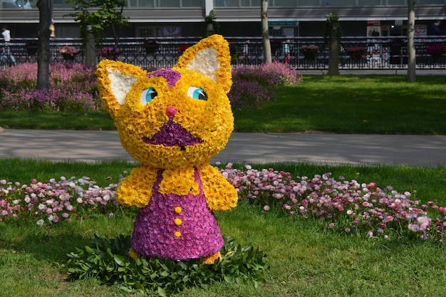 Eine Katze aus Blumen ist in einem Garten