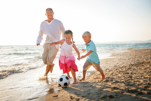 Eine kaukasische Familie genießt Sommerferien