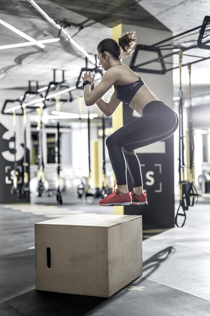 eine kaukasische Frau trainiert Pilates Fitness elastische Widerstandsbandübungen isolierte Silhouette