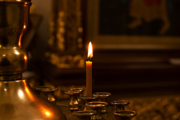 Eine Kerze auf einem Ständer in einer Kirche