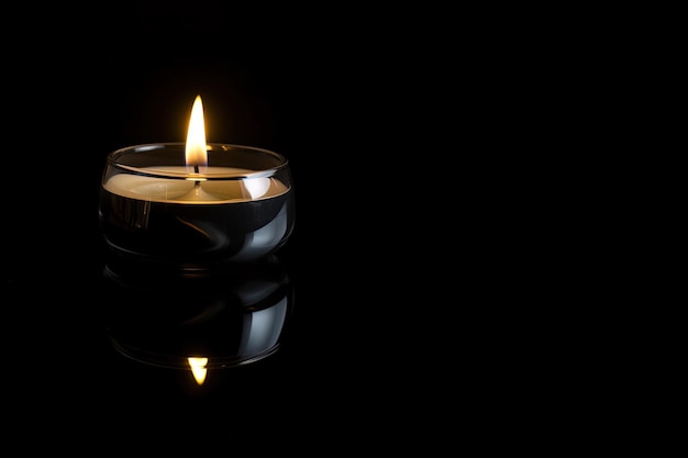 Eine Kerze wird im Dunkeln angezündet, um den Gedenktod und die Hoffnung mit Kopienraum zu vermitteln