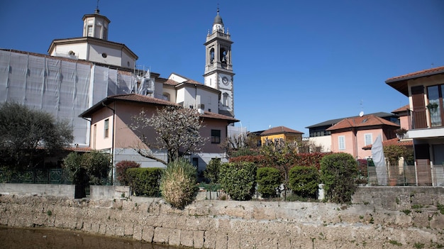 Eine Kirche am Flussufer mit einer Kirche im Hintergrund