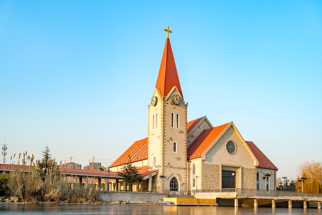 Eine Kirche am Rande eines Flusses in Qingdao