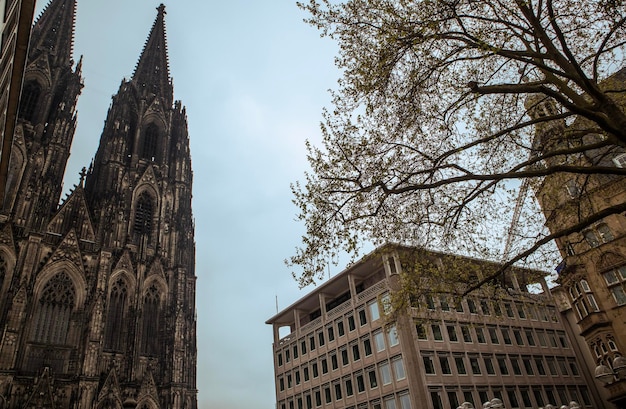 Eine Kirche mit dem Eiffelturm im Hintergrund