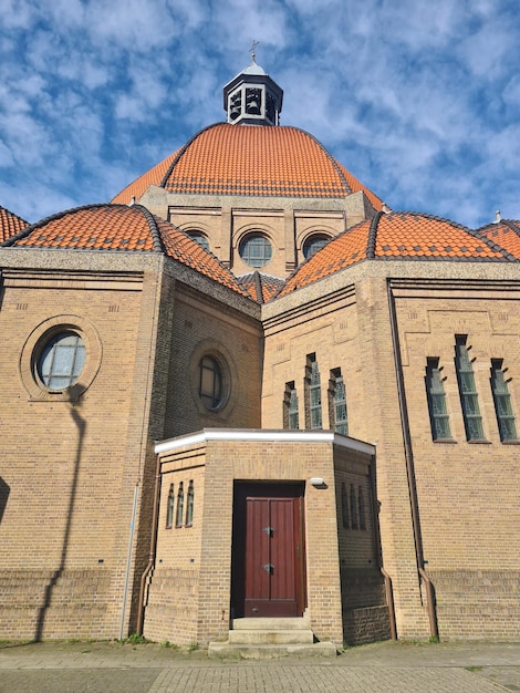 Eine Kirche mit einem Glockenturm auf der Spitze