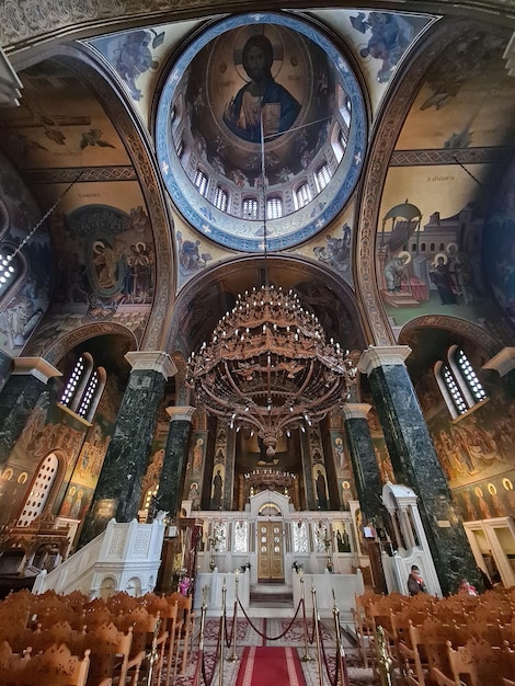 Eine Kirche mit einem großen Kronleuchter und einem großen Kronleuchter