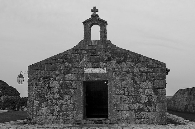 Eine Kirche mit einem Schild, auf dem oben „el calafate“ steht.