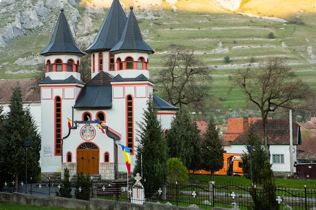 Eine Kirche mit einer Fahne auf dem Dach