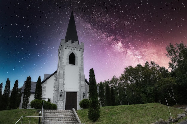 Eine Kirche mit einer Galaxie im Hintergrund