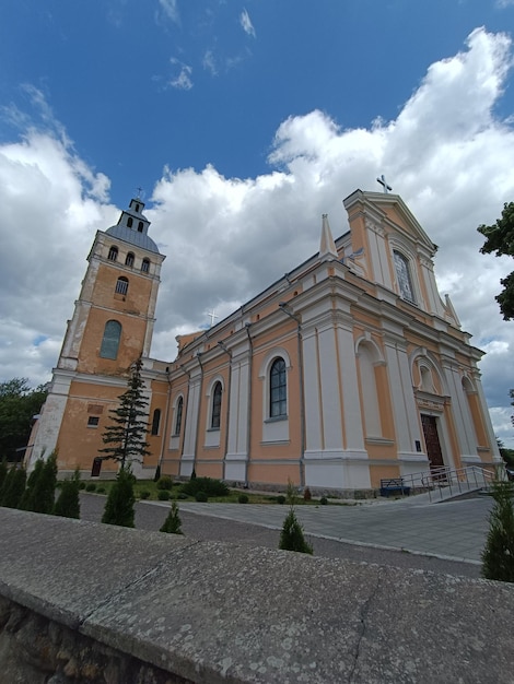 Eine Kirche mit einer Uhr an der Vorderseite