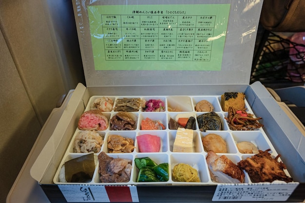 Eine Kiste mit Lebensmitteln mit einem grünen Schild mit der Aufschrift „japanisches Essen“