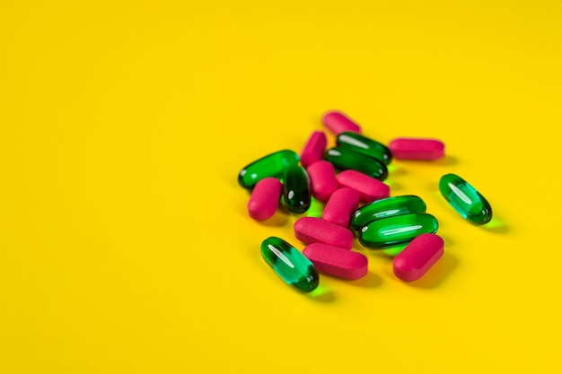Eine kleine Anzahl von Tabletten und Kapseln. Das Konzept der Pharmakologie.