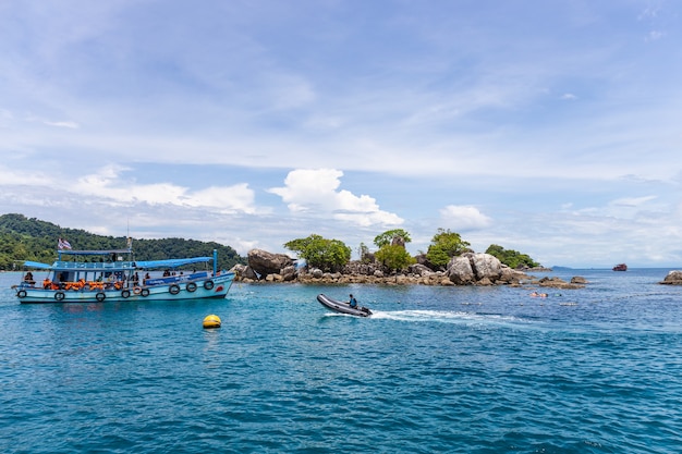 Eine kleine Insel mitten im Meer