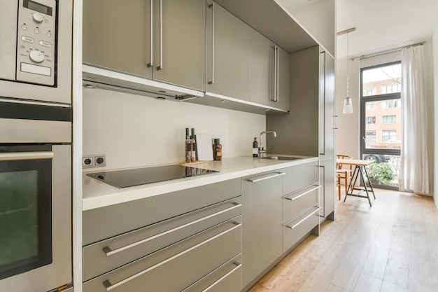 Eine kleine Küche mit metallfarbenen Möbeln und modernen Geräten in einem gemütlichen Haus