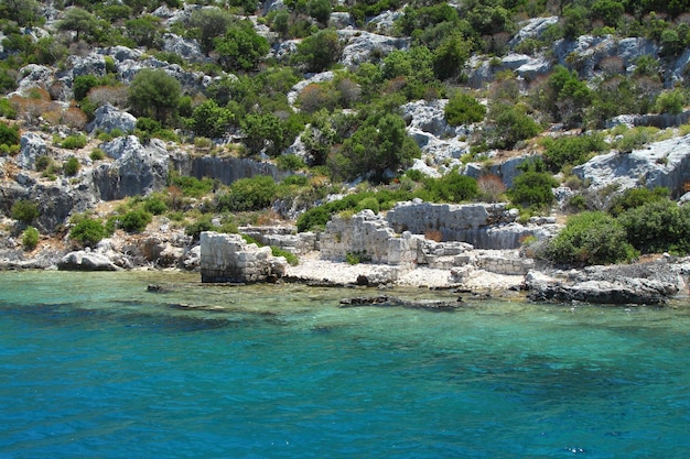 Eine kleine Küstenstadt Antalya überschwemmte die antike lykische Stadt infolge des Erdbebens