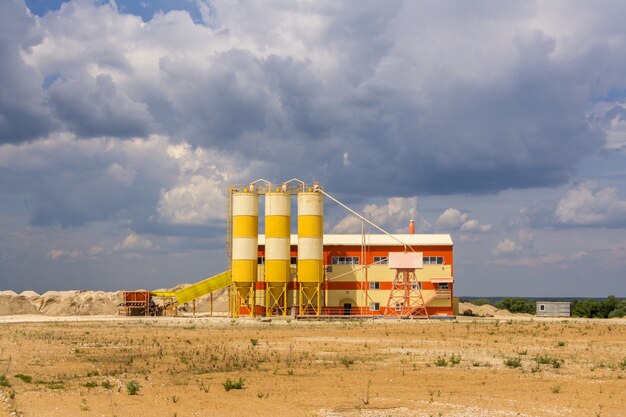 Eine kleine Sandaufbereitungsanlage in der Nähe des Sandsteinbruchs.