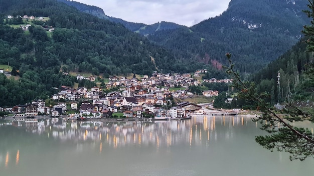 Eine kleine Stadt in den Bergen mit einem See im Vordergrund