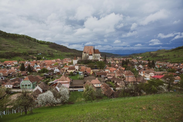 Eine kleine Stadt in den Bergen mit einer Kirche im Hintergrund