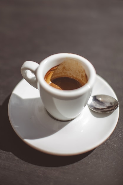 Eine kleine Tasse Kaffee schwarzer Espresso