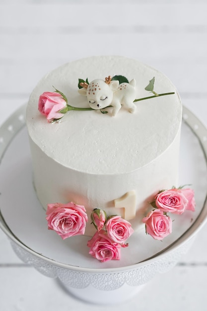 Eine kleine Torte mit Rosen in Form von Dekorationen 3401