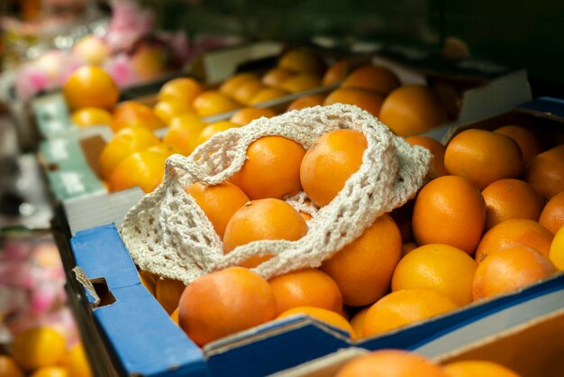 Eine Öko-Netztasche mit frischen Früchten lag auf einer Kiste mit Lebensmitteln im örtlichen Lebensmittelgeschäft