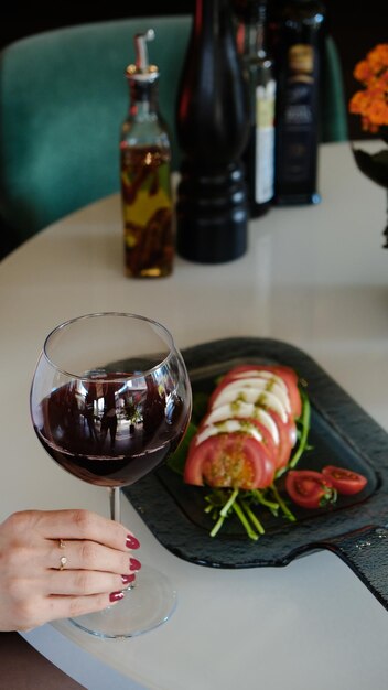 Eine köstliche Fleischmahlzeit auf dem Tisch