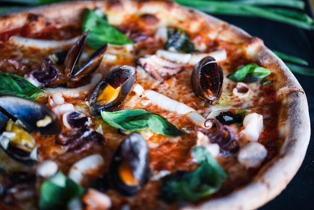 Foto eine köstliche italienische pizza mit frischen meeresfrüchten