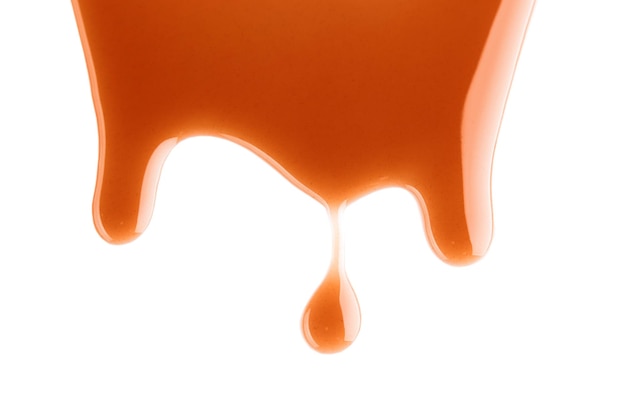 Eine köstliche Karamellsauce auf weißem Hintergrund