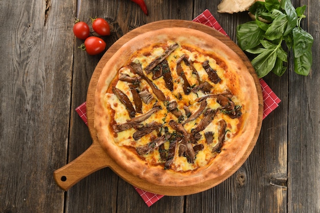 Foto eine köstliche, knusprige austernpilz-pizza mit gemüse