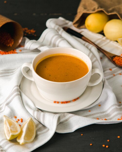 Eine köstliche Linsensuppe mit Zitrone