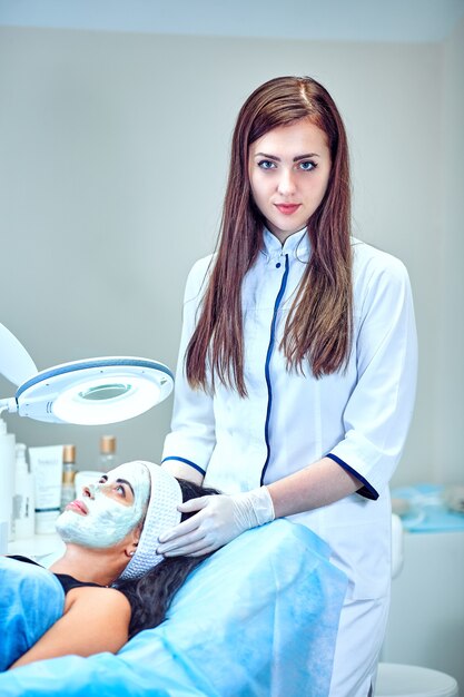 Eine Kosmetikerin bei der Arbeit im Krankenhaus