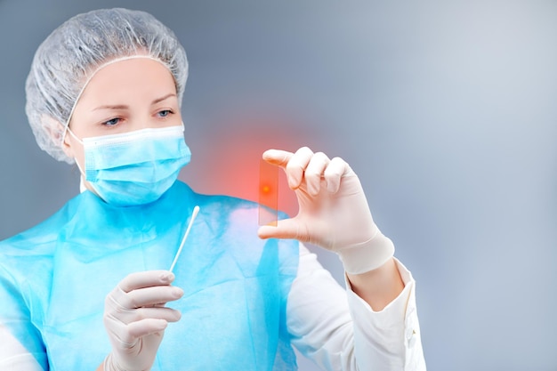 Eine Krankenschwester in Schutzanzug und Maske schützt sich vor Viren