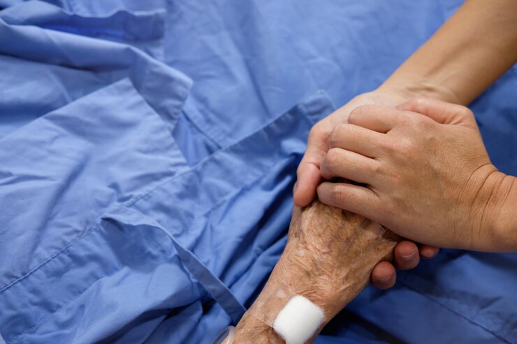 Foto eine krankenschwester tröstet einen patienten im krankenhaus