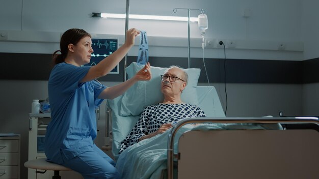 Foto eine krankenschwester zeigt einem patienten eine medizinische röntgenuntersuchung